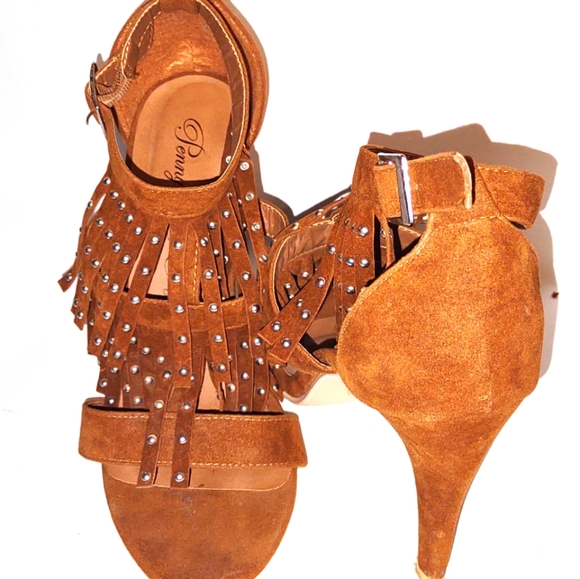 Heels - Picture 4 of 4